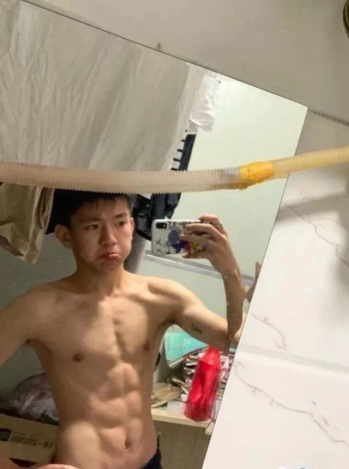 00后体育生自拍六块小腹肌，果然长大了～ - 51虹马