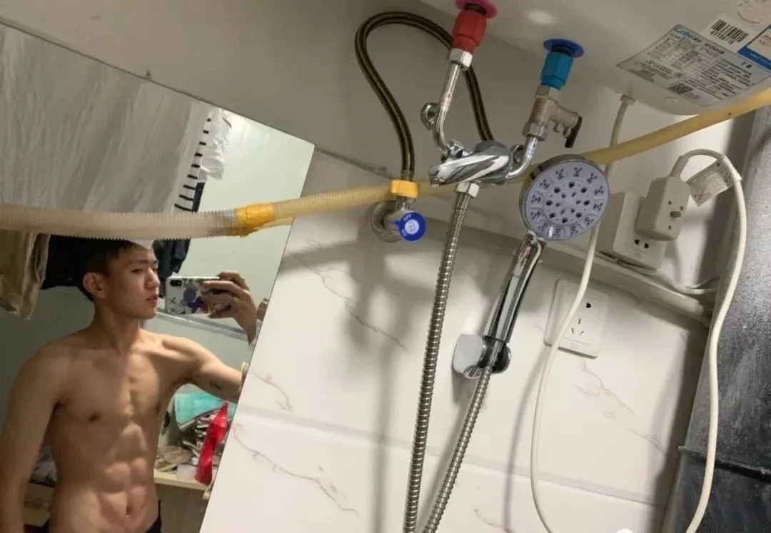 00后体育生自拍六块小腹肌，果然长大了～ - 51虹马