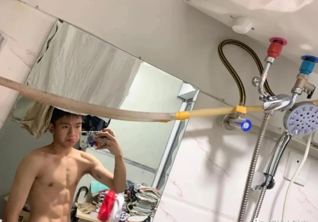 00后体育生自拍六块小腹肌，果然长大了～ - 51虹马