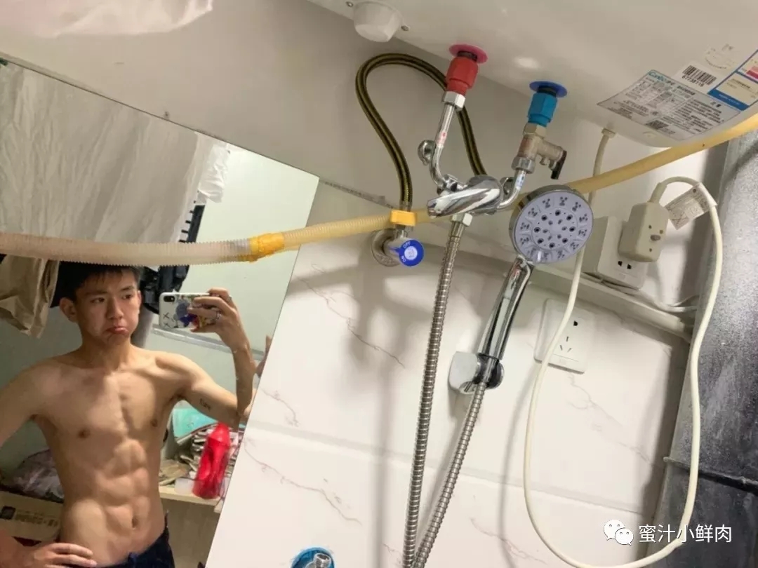 00后体育生自拍六块小腹肌，果然长大了～ - 51虹马