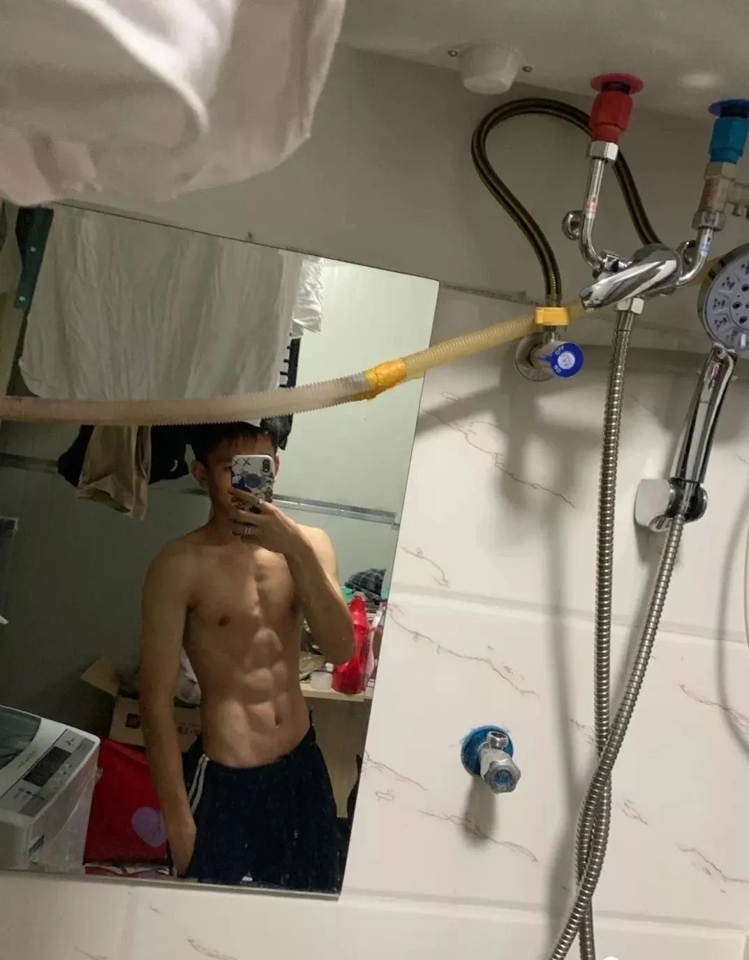 00后体育生自拍六块小腹肌，果然长大了～ - 51虹马