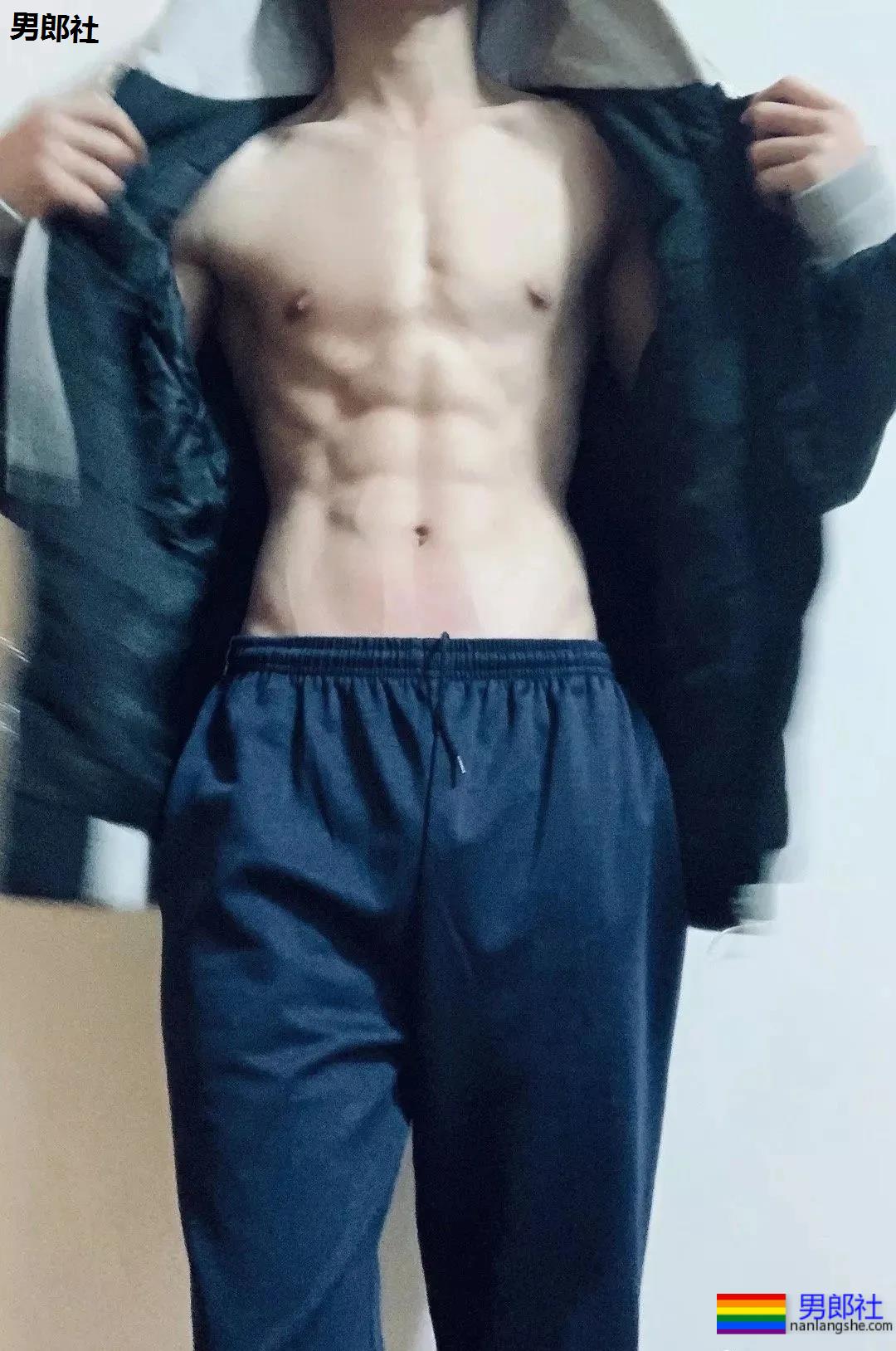 00后体育生自拍六块小腹肌，果然长大了～ - 51虹马