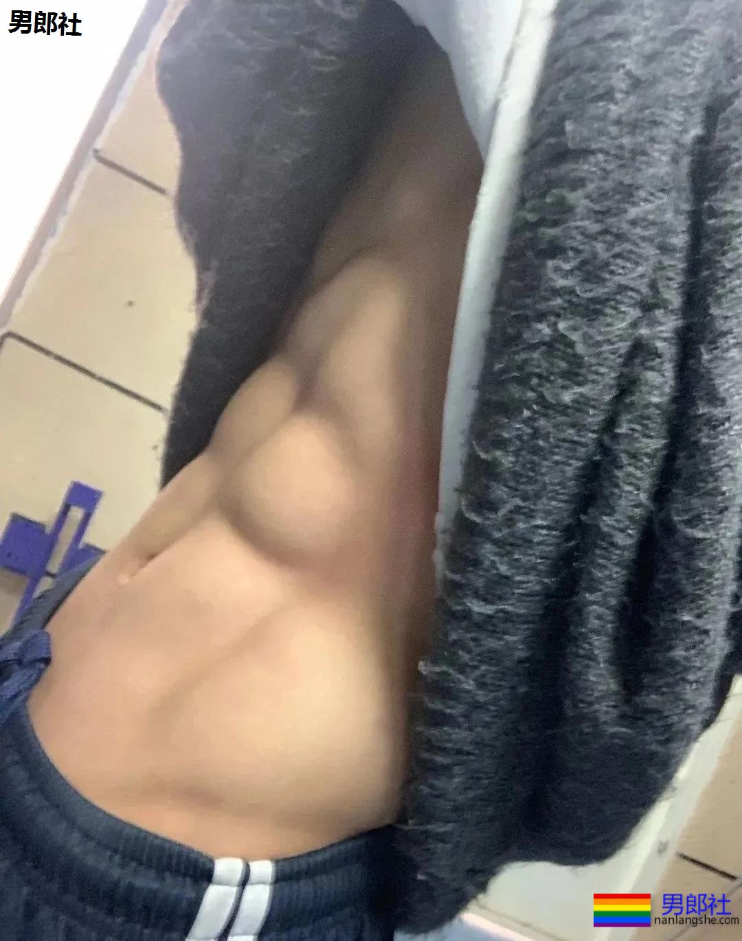 00后体育生自拍六块小腹肌，果然长大了～ - 51虹马