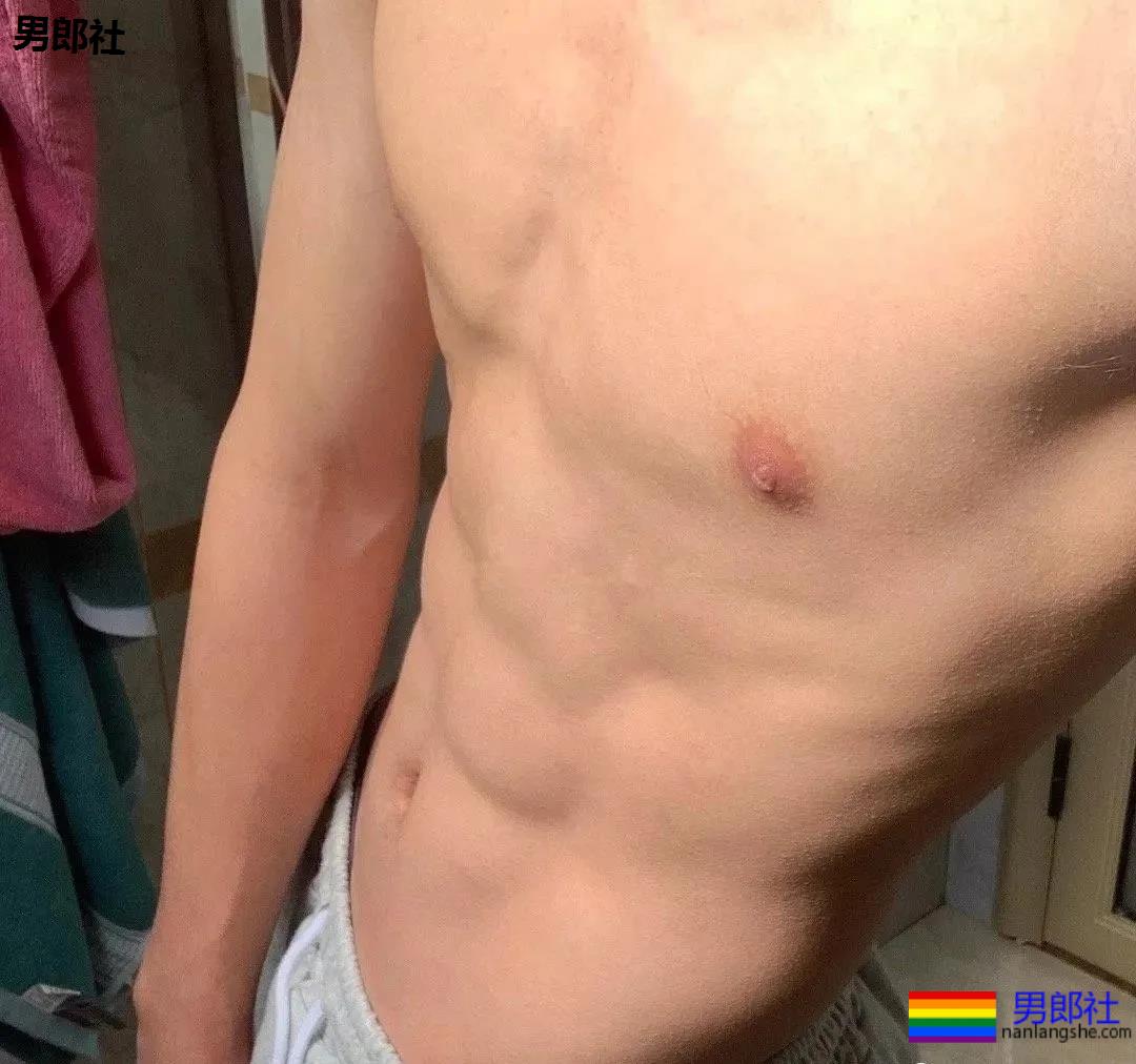 00后体育生自拍六块小腹肌，果然长大了～ - 51虹马