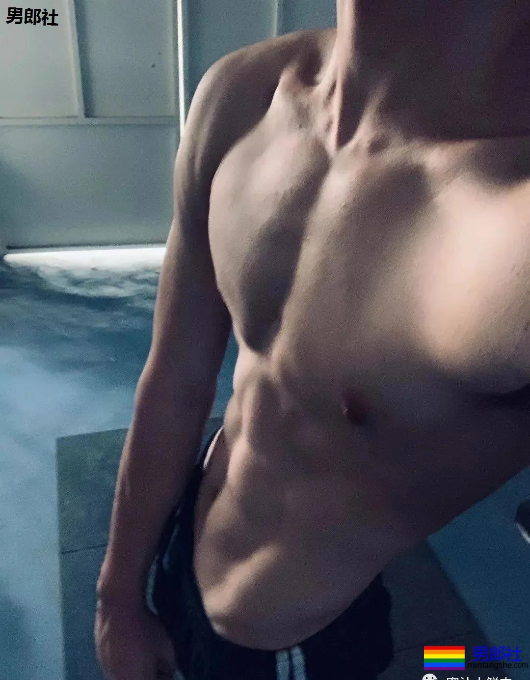 00后体育生自拍六块小腹肌，果然长大了～ - 51虹马