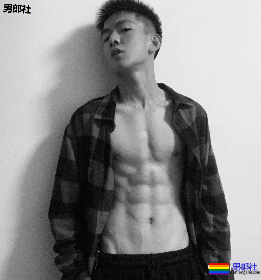 00后体育生自拍六块小腹肌，果然长大了～ - 51虹马