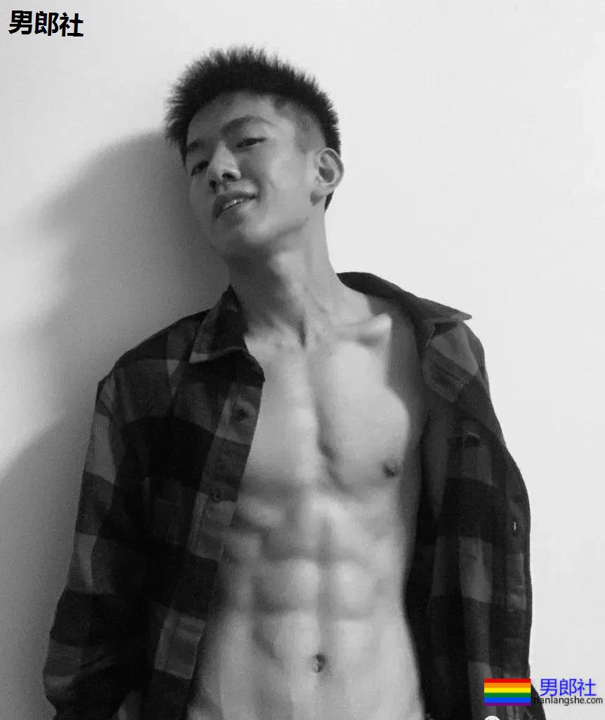 00后体育生自拍六块小腹肌，果然长大了～ - 51虹马