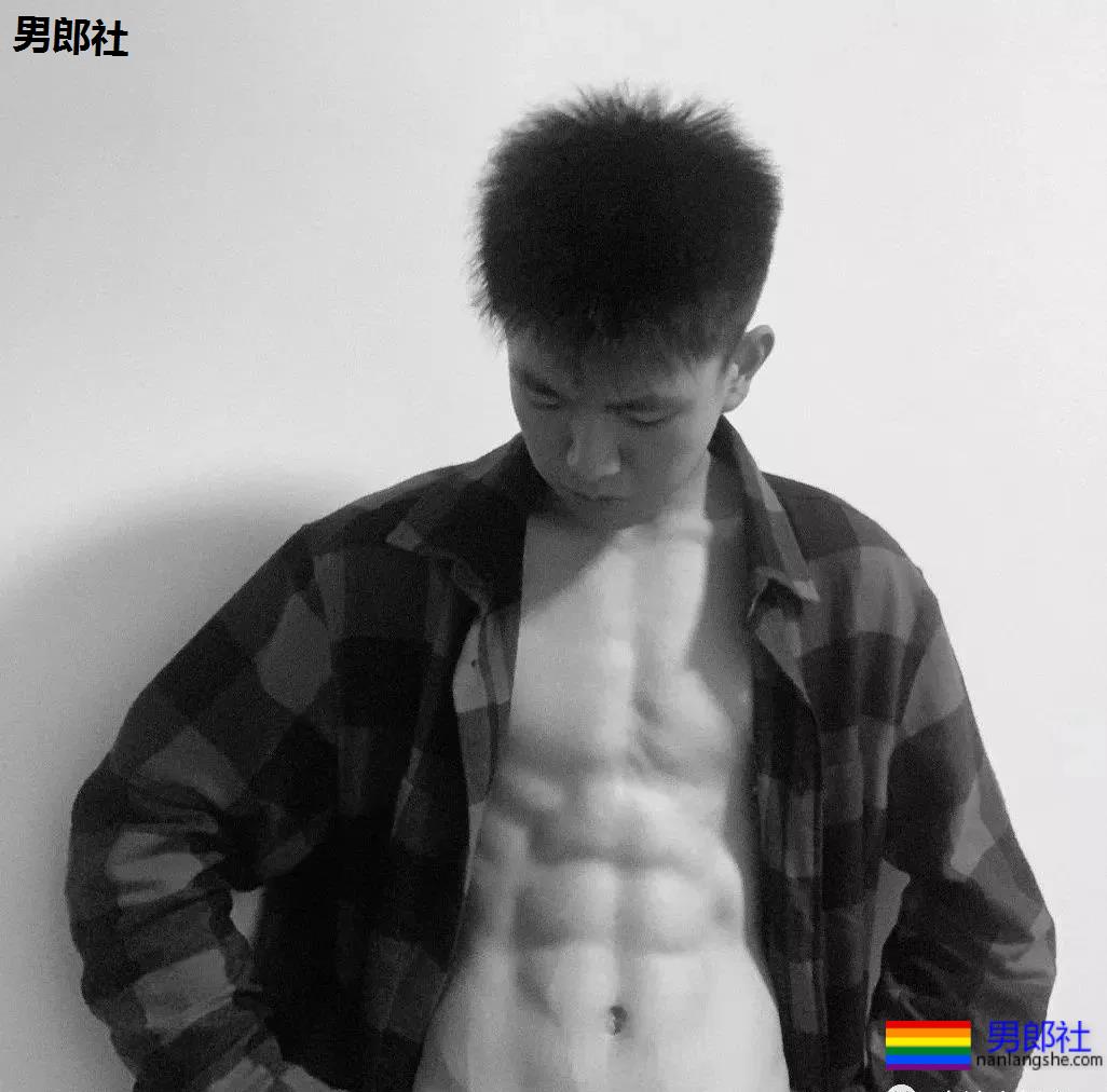 00后体育生自拍六块小腹肌，果然长大了～ - 51虹马