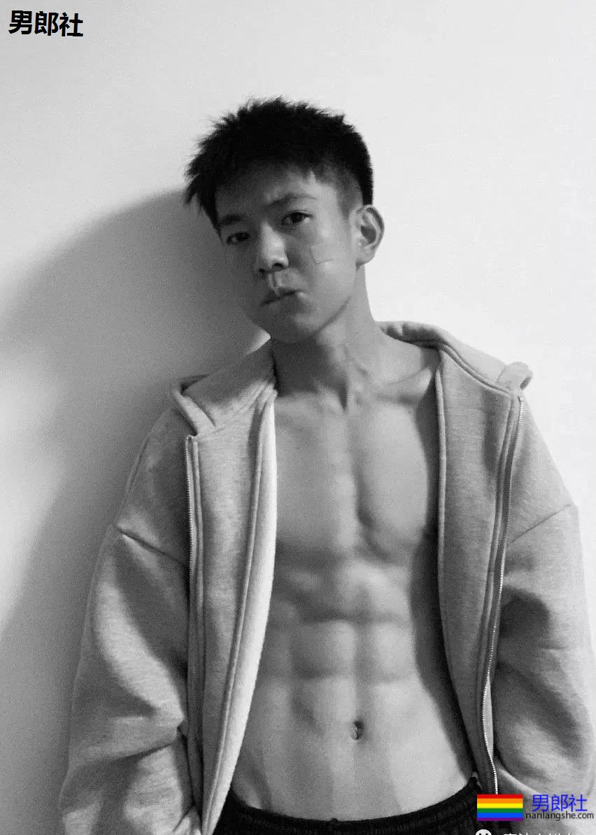 00后体育生自拍六块小腹肌，果然长大了～ - 51虹马