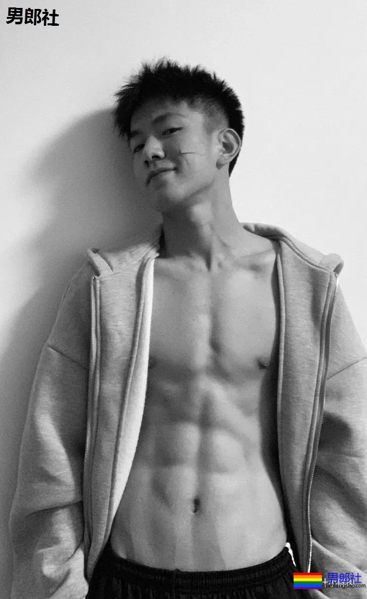 00后体育生自拍六块小腹肌，果然长大了～ - 51虹马