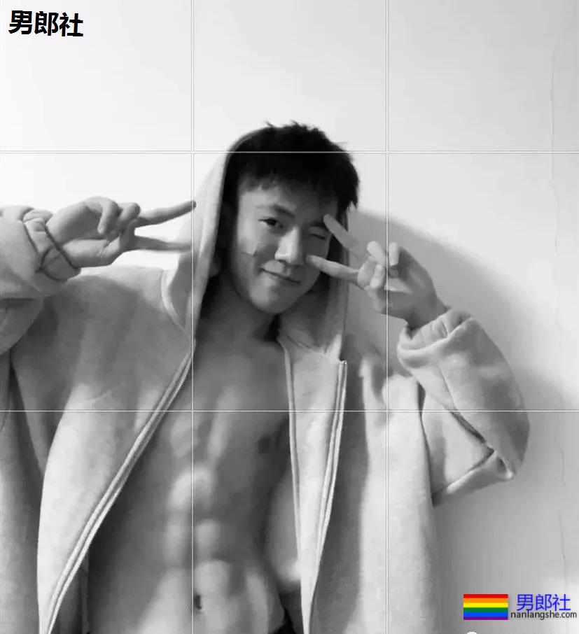 00后体育生自拍六块小腹肌，果然长大了～ - 51虹马