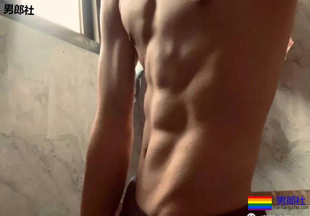 00后体育生自拍六块小腹肌，果然长大了～ - 51虹马