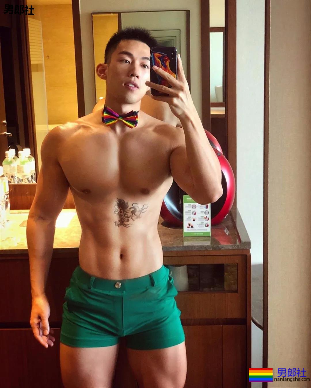 这枚包有 “ 大 " 料boy开野车，INS上各种露操作！ - 51虹马