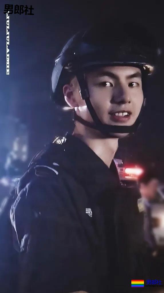 撞脸刘昊然的高鼻梁特警小哥扒到了!奶凶身板神仙颜值帅到发昏! - 51虹马 撞脸刘昊然的高鼻梁特警小哥扒到了!奶凶身板神仙颜值帅到发昏! - 51虹马