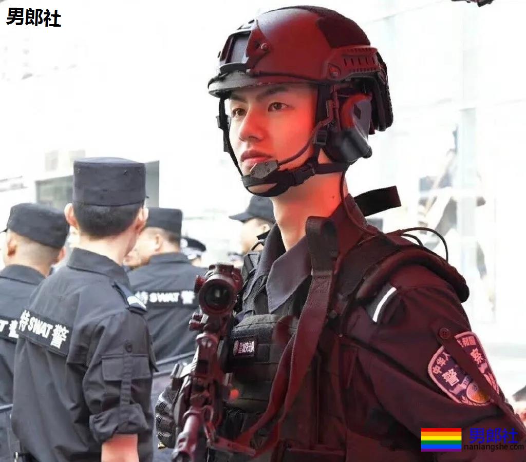 撞脸刘昊然的高鼻梁特警小哥扒到了!奶凶身板神仙颜值帅到发昏! - 51虹马 撞脸刘昊然的高鼻梁特警小哥扒到了!奶凶身板神仙颜值帅到发昏! - 51虹马