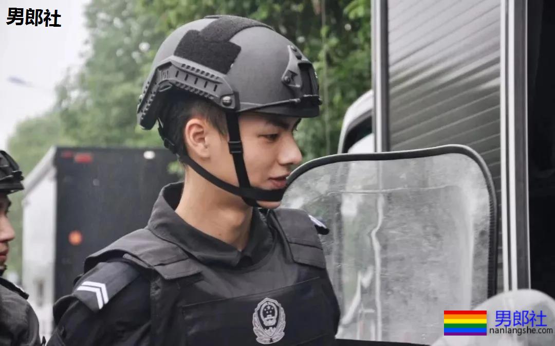 撞脸刘昊然的高鼻梁特警小哥扒到了!奶凶身板神仙颜值帅到发昏! - 51虹马 撞脸刘昊然的高鼻梁特警小哥扒到了!奶凶身板神仙颜值帅到发昏! - 51虹马