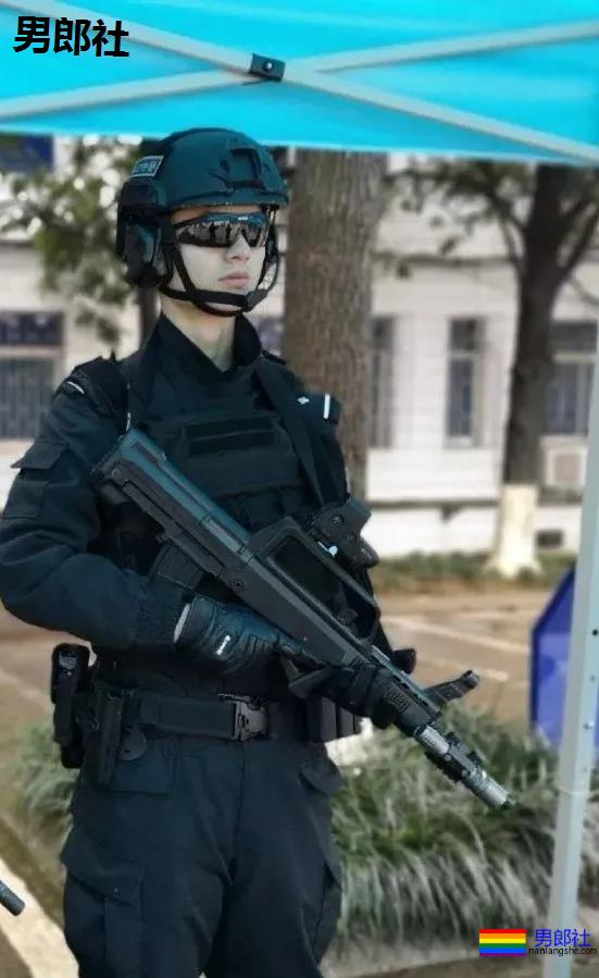 撞脸刘昊然的高鼻梁特警小哥扒到了!奶凶身板神仙颜值帅到发昏! - 51虹马 撞脸刘昊然的高鼻梁特警小哥扒到了!奶凶身板神仙颜值帅到发昏! - 51虹马