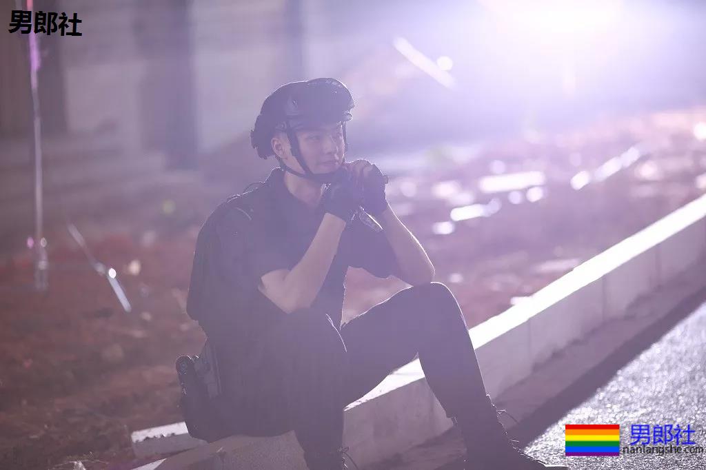 撞脸刘昊然的高鼻梁特警小哥扒到了!奶凶身板神仙颜值帅到发昏! - 51虹马 撞脸刘昊然的高鼻梁特警小哥扒到了!奶凶身板神仙颜值帅到发昏! - 51虹马