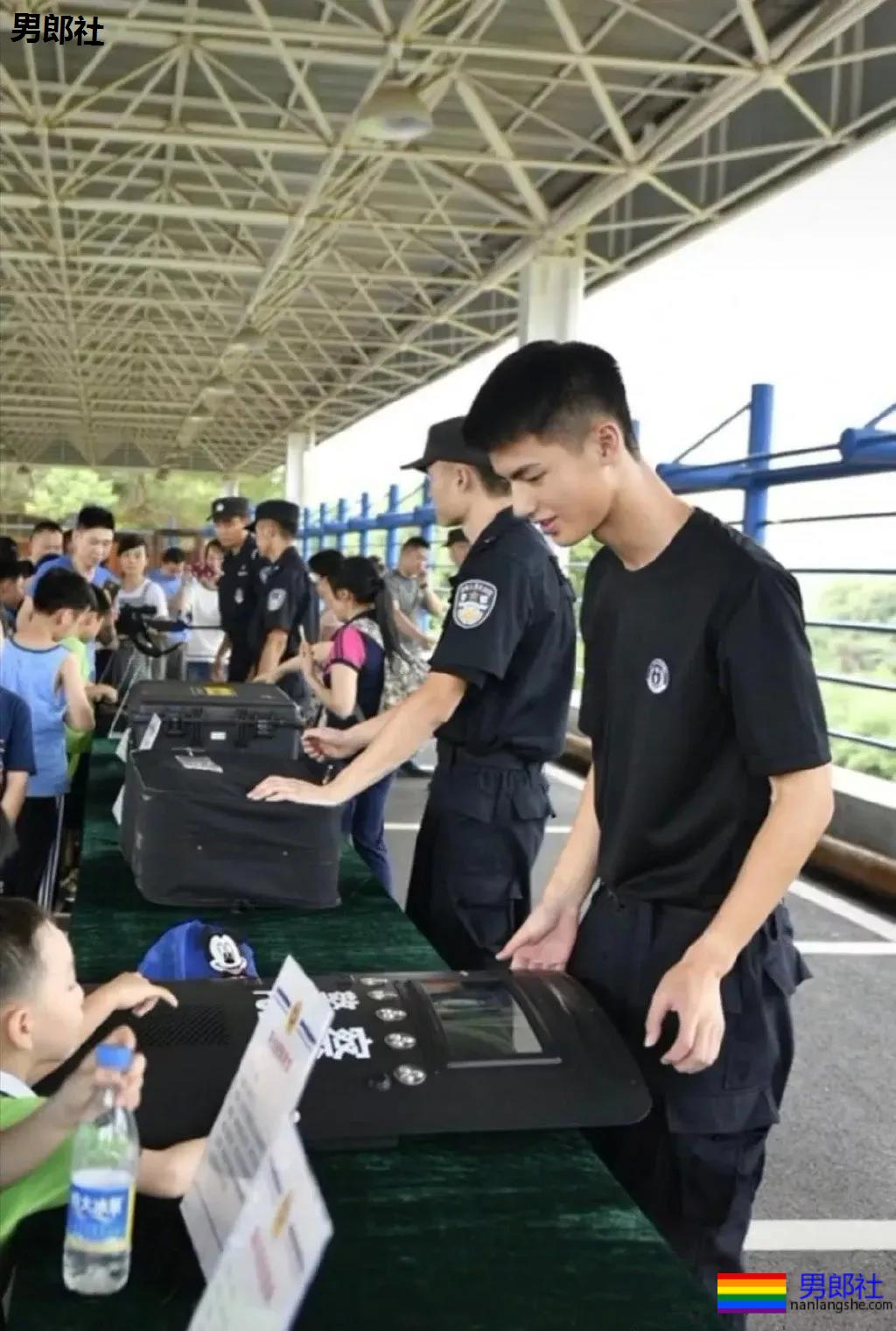 撞脸刘昊然的高鼻梁特警小哥扒到了!奶凶身板神仙颜值帅到发昏! - 51虹马 撞脸刘昊然的高鼻梁特警小哥扒到了!奶凶身板神仙颜值帅到发昏! - 51虹马