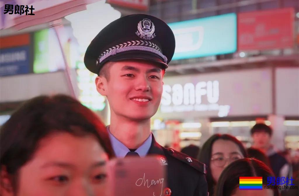 撞脸刘昊然的高鼻梁特警小哥扒到了!奶凶身板神仙颜值帅到发昏! - 51虹马 撞脸刘昊然的高鼻梁特警小哥扒到了!奶凶身板神仙颜值帅到发昏! - 51虹马