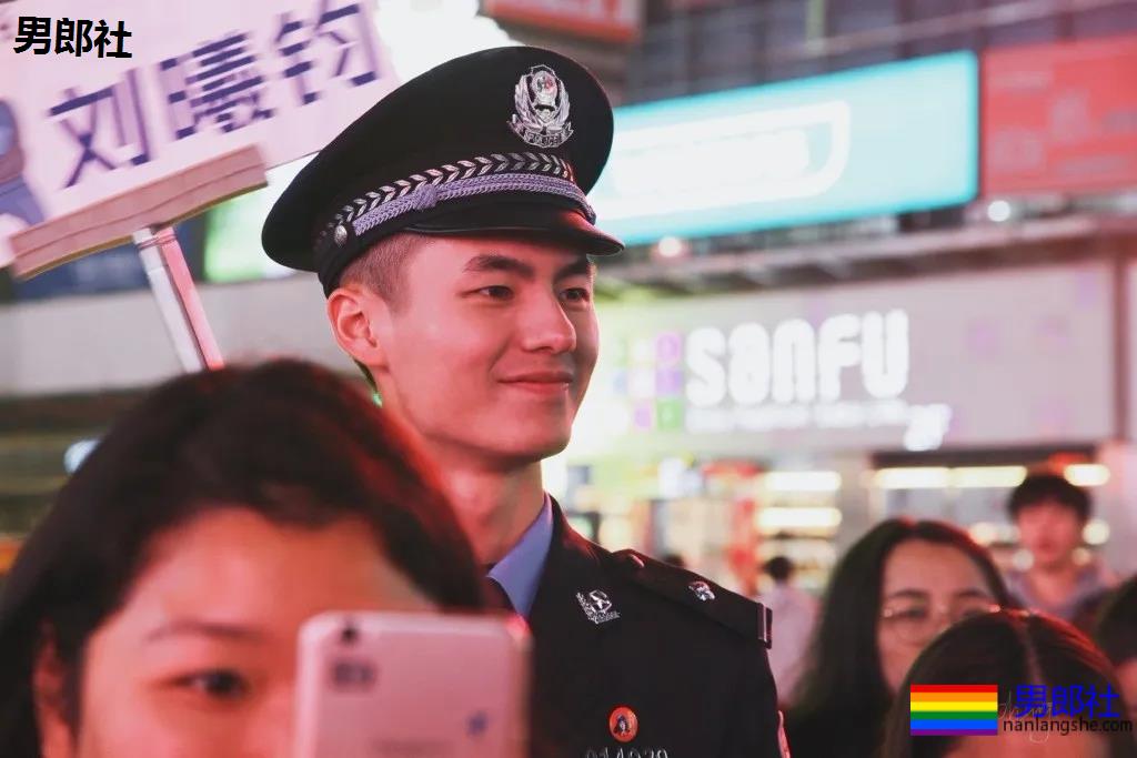 撞脸刘昊然的高鼻梁特警小哥扒到了!奶凶身板神仙颜值帅到发昏! - 51虹马 撞脸刘昊然的高鼻梁特警小哥扒到了!奶凶身板神仙颜值帅到发昏! - 51虹马