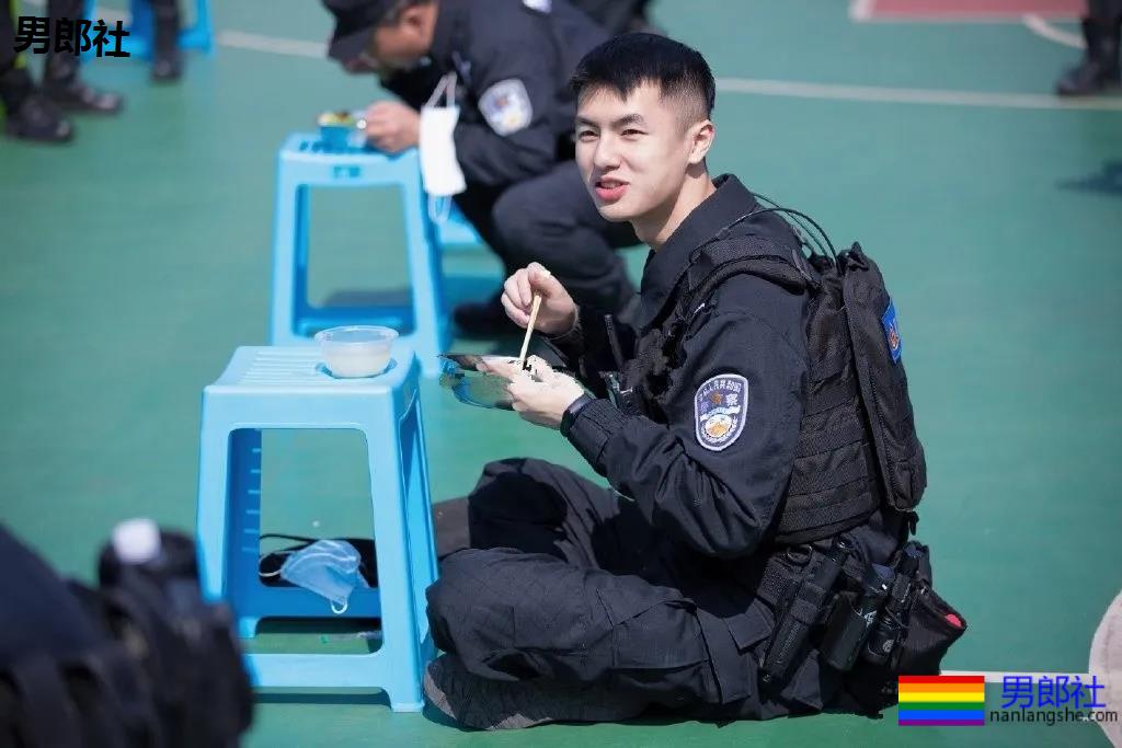 撞脸刘昊然的高鼻梁特警小哥扒到了!奶凶身板神仙颜值帅到发昏! - 51虹马 撞脸刘昊然的高鼻梁特警小哥扒到了!奶凶身板神仙颜值帅到发昏! - 51虹马