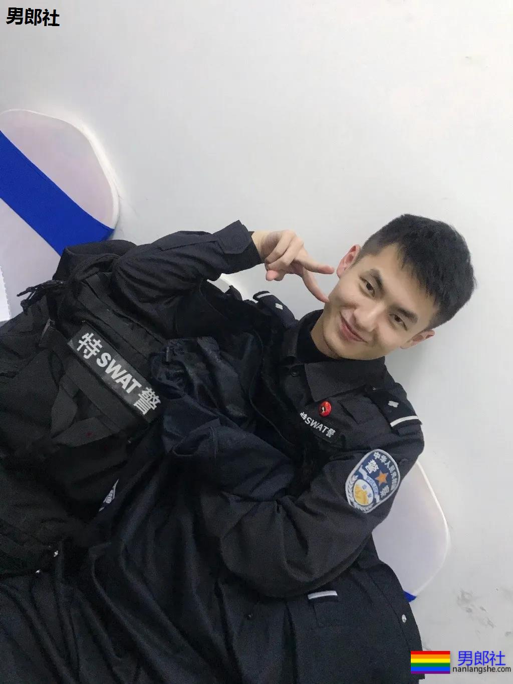 撞脸刘昊然的高鼻梁特警小哥扒到了!奶凶身板神仙颜值帅到发昏! - 51虹马 撞脸刘昊然的高鼻梁特警小哥扒到了!奶凶身板神仙颜值帅到发昏! - 51虹马