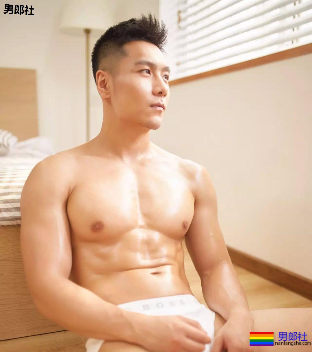 兵哥哥去头可吃,真实肌肉写真照,白衬衫收服粉丝-51虹马