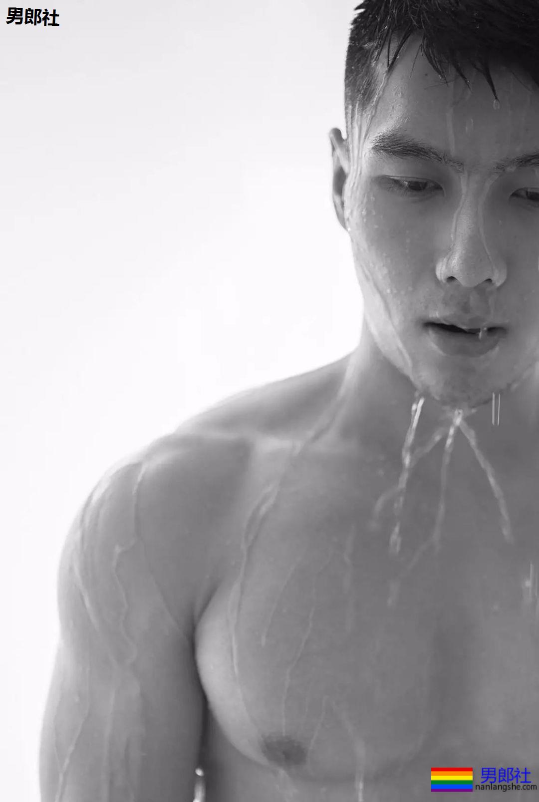 兵哥哥去头可吃，真实肌肉写真照，白衬衫收服粉丝 - 51虹马