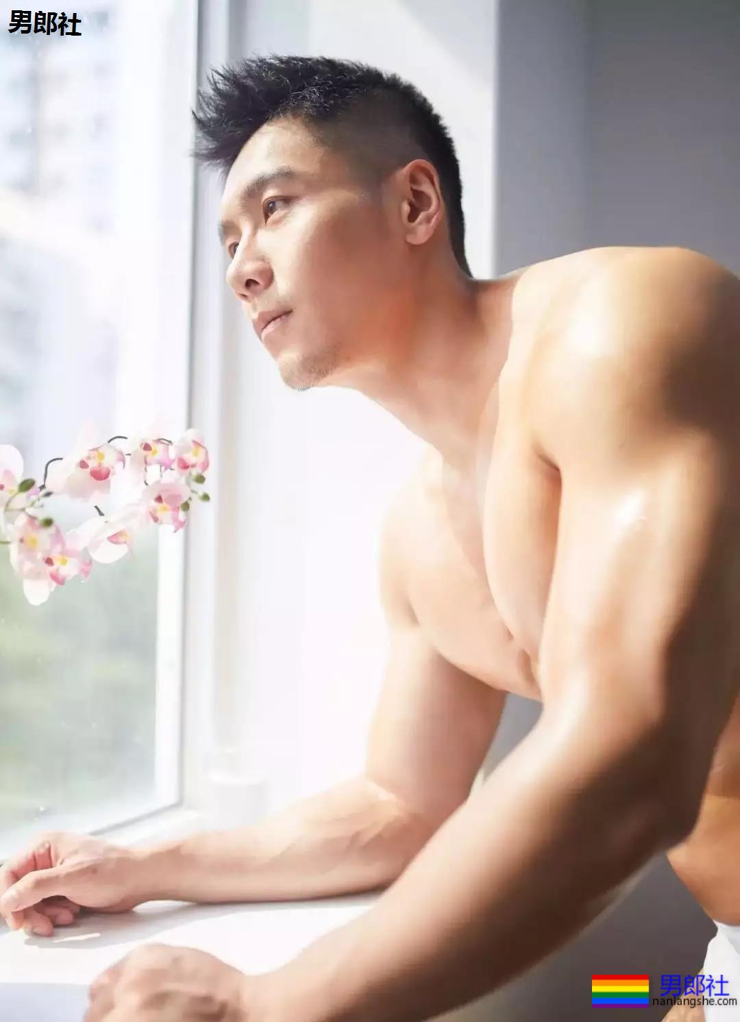 兵哥哥去头可吃，真实肌肉写真照，白衬衫收服粉丝 - 51虹马