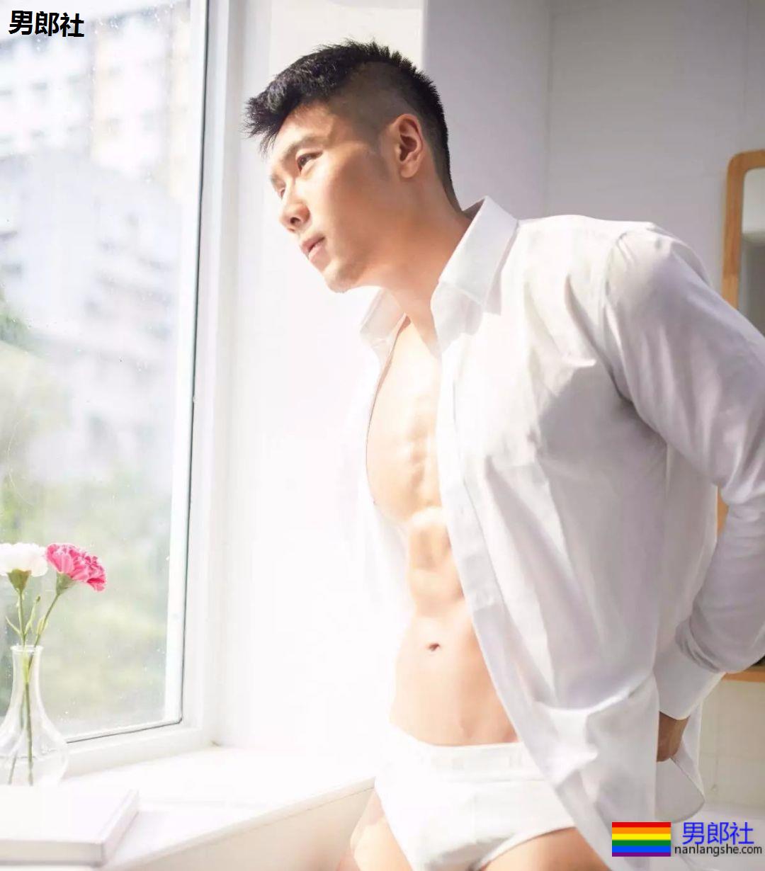 兵哥哥去头可吃，真实肌肉写真照，白衬衫收服粉丝 - 51虹马