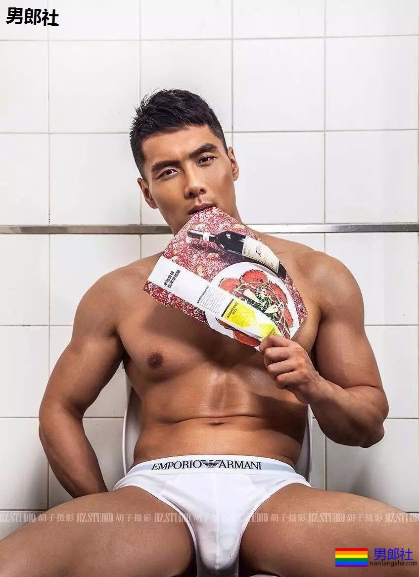 兵哥哥去头可吃，真实肌肉写真照，白衬衫收服粉丝 - 51虹马