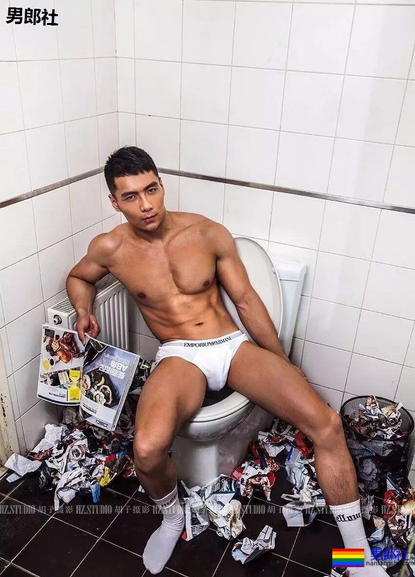 兵哥哥去头可吃，真实肌肉写真照，白衬衫收服粉丝 - 51虹马