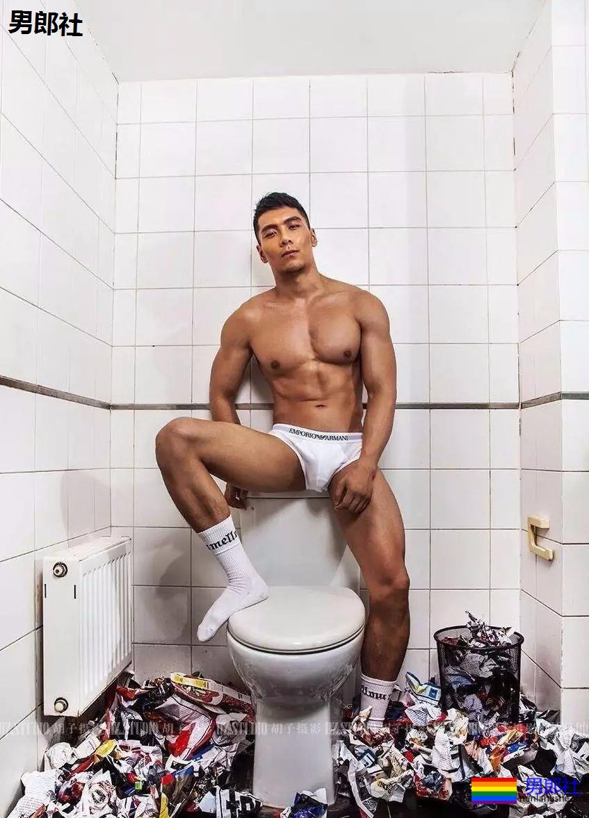 兵哥哥去头可吃，真实肌肉写真照，白衬衫收服粉丝 - 51虹马