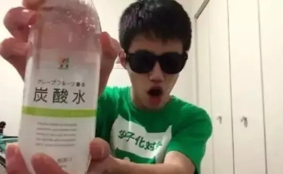 当日本小哥听说用碳酸水泡丁丁可以延时后... - 51虹马 当日本小哥听说用碳酸水泡丁丁可以延时后... - 51虹马