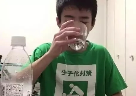 当日本小哥听说用碳酸水泡丁丁可以延时后... - 51虹马 当日本小哥听说用碳酸水泡丁丁可以延时后... - 51虹马