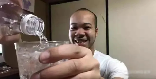 当日本小哥听说用碳酸水泡丁丁可以延时后... - 51虹马 当日本小哥听说用碳酸水泡丁丁可以延时后... - 51虹马