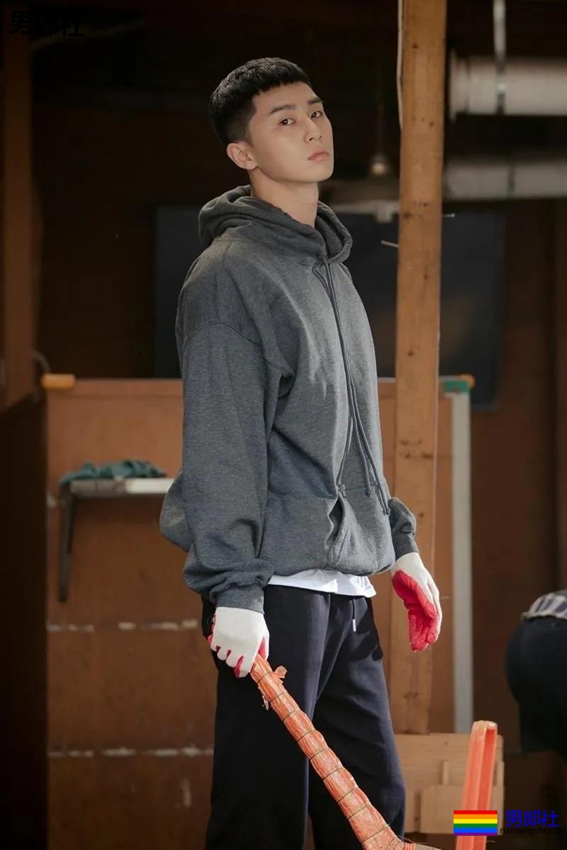 185寸头肌肉小狼狗，长腿翘臀好身材爆红，帅到窒息啊！ - 51虹马