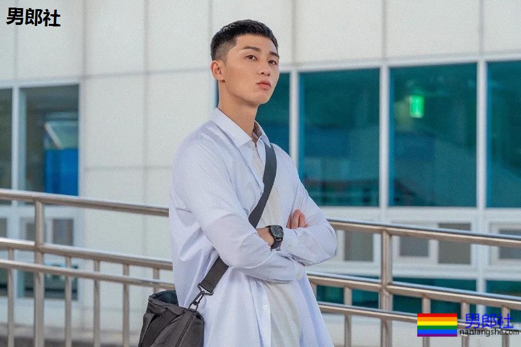 185寸头肌肉小狼狗，长腿翘臀好身材爆红，帅到窒息啊！ - 51虹马