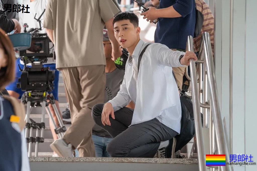 185寸头肌肉小狼狗，长腿翘臀好身材爆红，帅到窒息啊！ - 51虹马