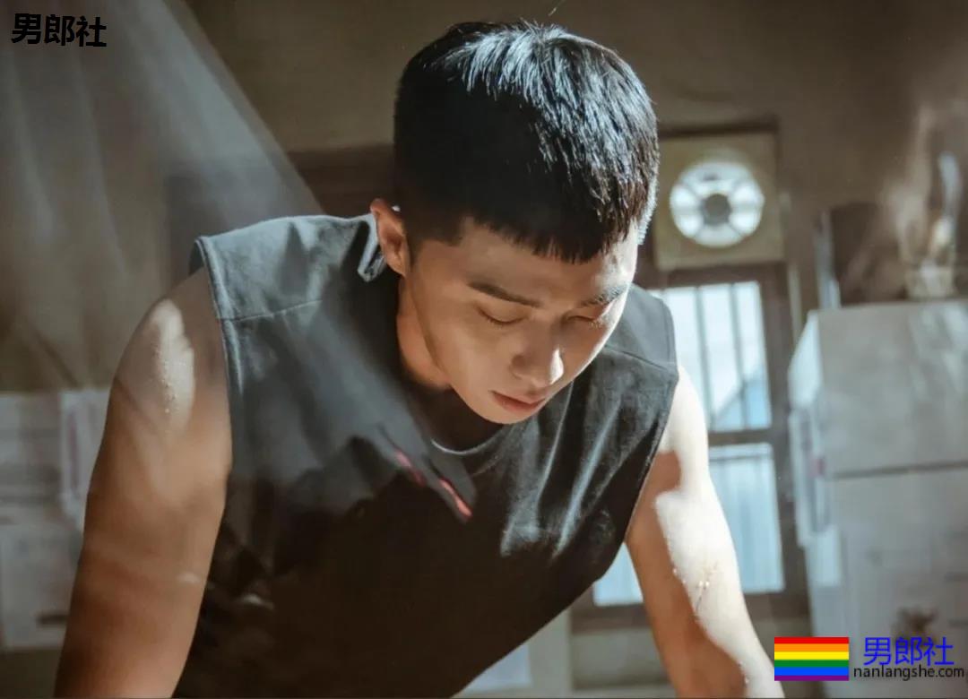 185寸头肌肉小狼狗，长腿翘臀好身材爆红，帅到窒息啊！ - 51虹马