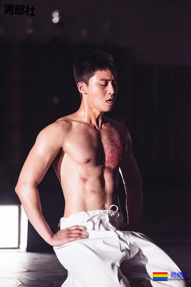 185寸头肌肉小狼狗，长腿翘臀好身材爆红，帅到窒息啊！ - 51虹马