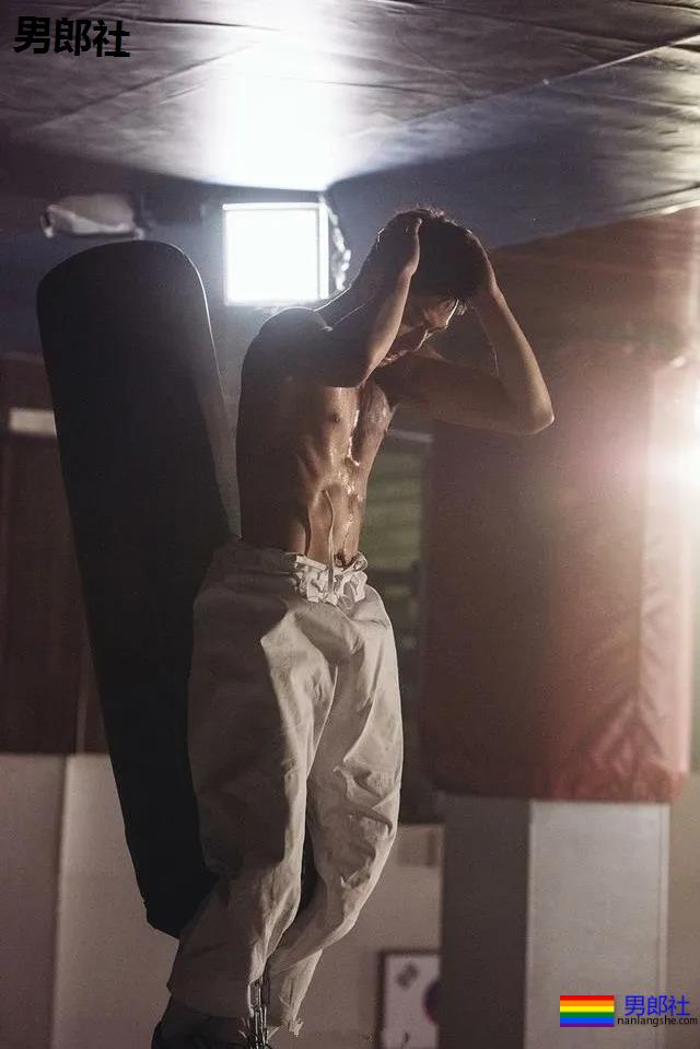 185寸头肌肉小狼狗，长腿翘臀好身材爆红，帅到窒息啊！ - 51虹马