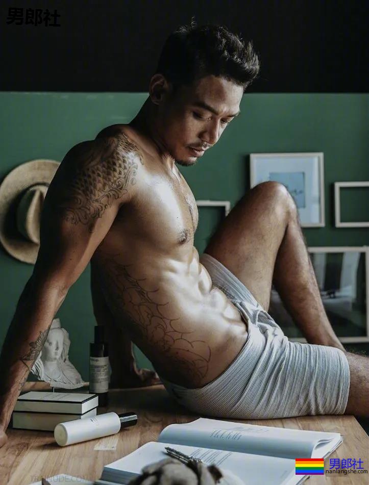 真正的男人味道，肌肉横行大包满屏！蒙眼Play瞬间湿屏。 - 51虹马