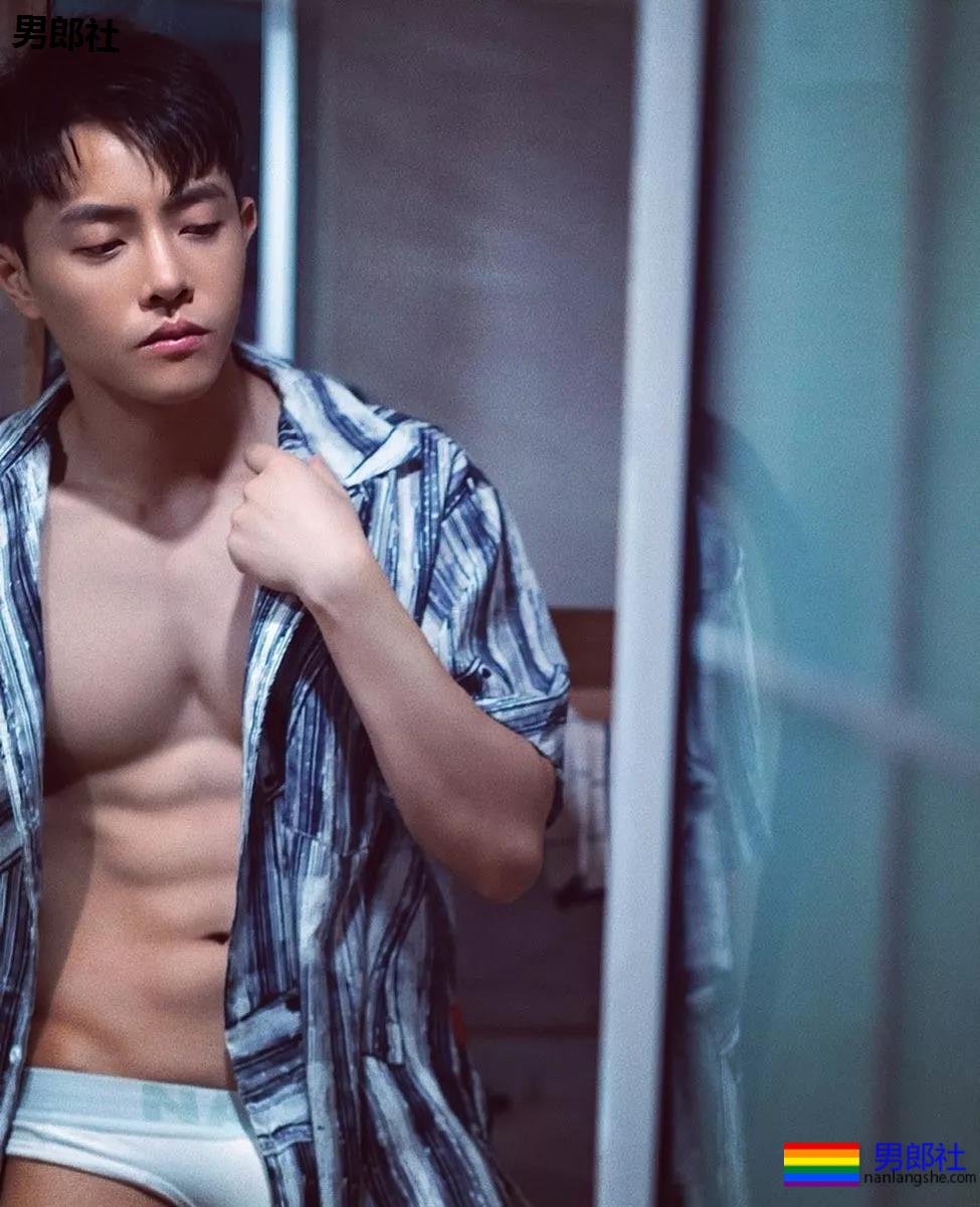 B站人气学长湿身进化，大湿胸满屏都是湿湿的~ - 51虹马