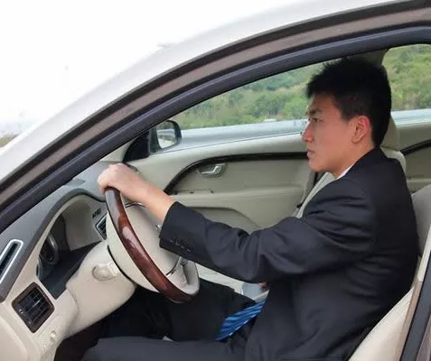 25岁男子在自己车中被男子性侵，还被要求付费-51虹马