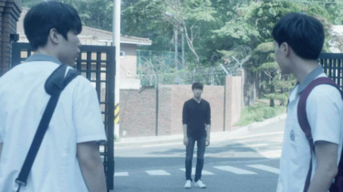 霸道哥哥X鲜肉弟弟 天上掉下一位小哥哥 被砸弯了！兄弟系列新剧 - 51虹马