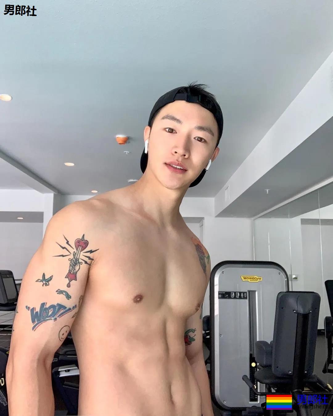 单眼皮体育生发堉太好，腹部的纹身让人产生幻想~！ - 51虹马