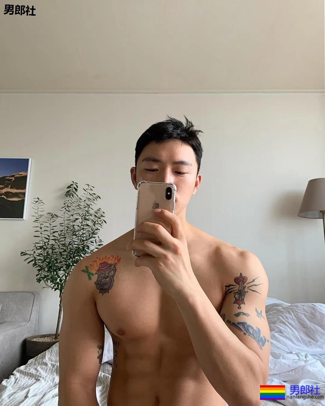 单眼皮体育生发堉太好，腹部的纹身让人产生幻想~！ - 51虹马