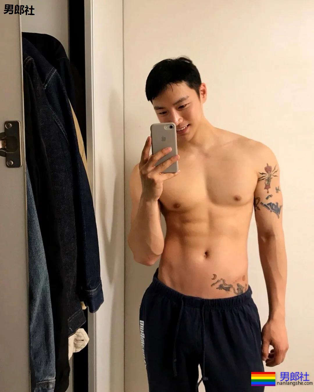 单眼皮体育生发堉太好，腹部的纹身让人产生幻想~！ - 51虹马